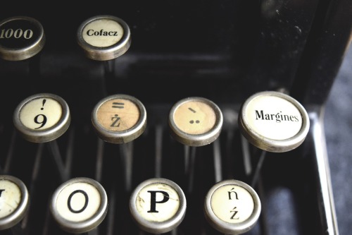 typewriter-932742_1920